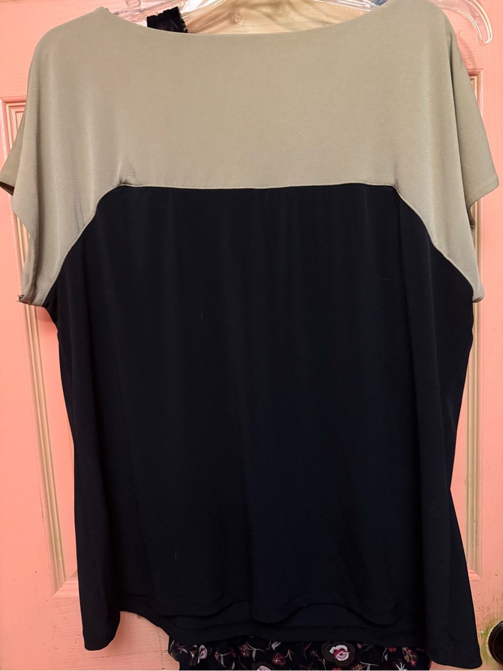 Liz Claiborne Black and Tan Colorblock Short Sleeve Tee